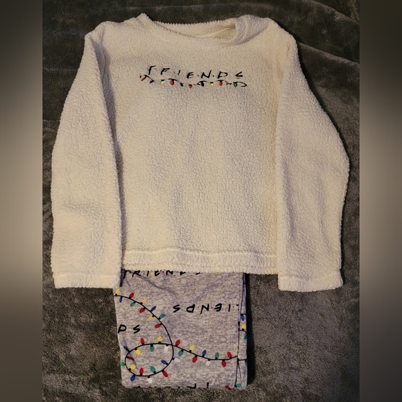 Friends Themed Cozy Blanket and Pajama Set - Picture 8 of 9